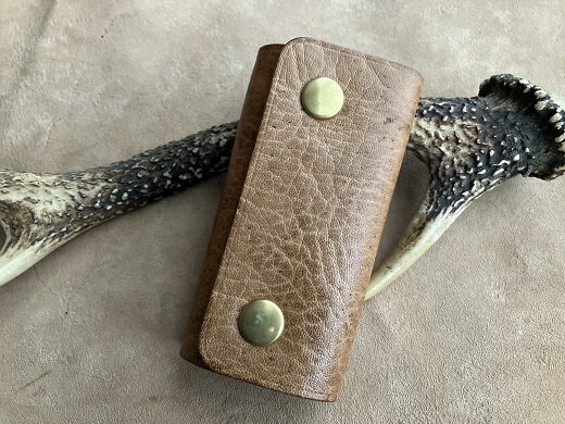 鹿革＆猪革のキーケース（三つ折り式）【茶・無染色】レザー 鍵ケース 玄関の鍵 革小物 革製品 ハンドメイド レザークラフト アクセサリー お洒落 金属 植物性タンニン ギフト プレゼント 鞣し 高知県 高知 土佐清水 故郷納税 ふるさとのうぜい【R00675】