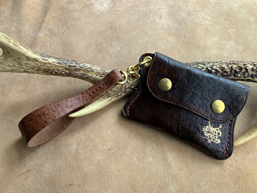 鹿革の小銭入れ ストラップ付【ロゴ入り 焦茶】ミニ財布 さいふ コインケース レザー 革小物 革製品 ハンドメイド レザークラフト ウォレット お洒落 金属 植物性タンニン ギフト プレゼント 高知県 高知 土佐清水 故郷納税 ふるさとのうぜい【R00687】