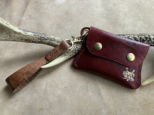 鹿革の小銭入れ ストラップ付【ロゴ入り 赤】ミニ財布 さいふ コインケース レザー 革小物 革製品 ハンドメイド レザークラフト ウォレット お洒落 金属 植物性タンニン ギフト プレゼント 鞣し 高知県 高知 土佐清水 故郷納税 ふるさとのうぜい【R00689】