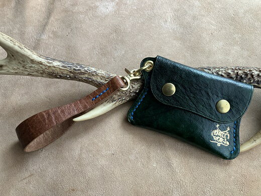 鹿革の小銭入れ ストラップ付【ロゴ入り 深緑】ミニ財布 さいふ コインケース レザー 革小物 革製品 ハンドメイド レザークラフト ウォレット お洒落 金属 植物性タンニン ギフト プレゼント 高知県 高知 土佐清水 故郷納税 ふるさとのうぜい【R00688】