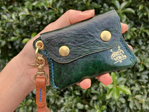 【ふるさと納税】鹿革の小銭入れ ストラップ付【ロゴ入り 深緑】ミニ財布 さいふ コインケース レザー 革小物 革製品 ハンドメイド レザークラフト ウォレット お洒落 金属 植物性タンニン ギフト プレゼント 高知県 高知 土佐清水 故郷納税 ふるさとのうぜい【R00688】 サムネイル2