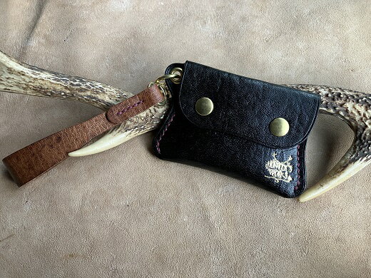 鹿革の小銭入れ ストラップ付【ロゴ入り 黒】ミニ財布 さいふ コインケース レザー 革小物 革製品 ハンドメイド レザークラフト ウォレット お洒落 金属 植物性タンニン ギフト プレゼント 鞣し 高知県 高知 土佐清水 故郷納税 ふるさとのうぜい【R00685】