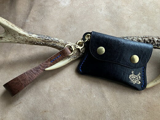 鹿革の小銭入れ ストラップ付【ロゴ入り 紺】ミニ財布 さいふ コインケース レザー 革小物 革製品 ハンドメイド レザークラフト ウォレット お洒落 金属 植物性タンニン ギフト プレゼント 鞣し 高知県 高知 土佐清水 故郷納税 ふるさとのうぜい【R00686】