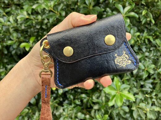 【ふるさと納税】鹿革の小銭入れ ストラップ付【ロゴ入り 紺】ミニ財布 さいふ コインケース レザー 革小物 革製品 ハンドメイド レザークラフト ウォレット お洒落 金属 植物性タンニン ギフト プレゼント 鞣し 高知県 高知 土佐清水 故郷納税 ふるさとのうぜい【R00686】 サムネイル2