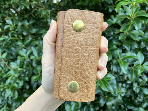 【ふるさと納税】鹿革＆猪革のキーケース（三つ折り式）【茶・無染色】レザー 鍵ケース 玄関の鍵 革小物 革製品 ハンドメイド レザークラフト アクセサリー お洒落 金属 植物性タンニン ギフト プレゼント 鞣し 高知県 高知 土佐清水 故郷納税 ふるさとのうぜい【R00675】 サムネイル2