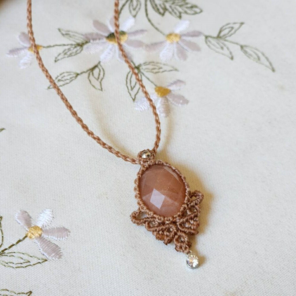 【ふるさと納税】サンストーンのマクラメ編み ネックレス 金属アレルギー 対応 アクセサリー パワーストーン 天然石 宝石 日長石 ハンドメイド 作家作品 金アレ ジュエリー ペンダント 風水 開運 ギフト 贈り物 プレゼント 母の日 おしゃれ 高知 故郷納税 返礼品【R01174】 サムネイル3