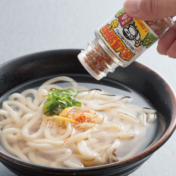 【ふるさと納税】 調味料 七味唐辛子 「ゆず入り七味　ぱっと馬路村」25g×6個 ゆず 柚子 柚子皮 果皮 ピリ辛 香辛料 ギフト お中元 お歳暮 母の日 父の日 贈答用 のし 熨斗 産地直送 送料無料 高知県 馬路村 [613] サムネイル2