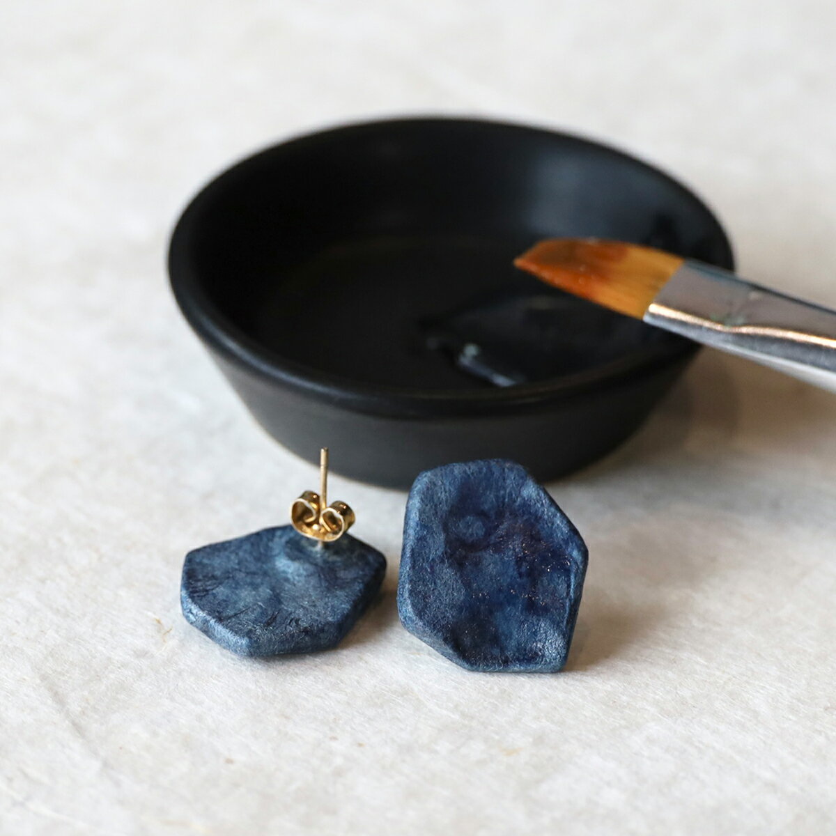 【ふるさと納税】【奏華舎】～装う土佐和紙～ 手漉き藍紙イヤリング・ピアス（藍絞り染め / 3種類 / アレルギー対応） 産地直送 送料無料 実用 おしゃれ ギフト 一点もの サージカルステンレス 伝統 サムネイル2