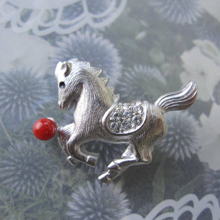 イタリア産天然赤珊瑚の馬モチーフブローチ