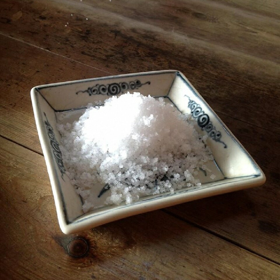 【ふるさと納税】 天日海塩 土佐 塩丸 白丸 200g×2袋 粗い 粒 天日塩 調味料 塩 セット 小分け 便利 料理 用途 アレンジ 人気 ギフト 贈答用 プレゼント 職人 手作り 甘み 旨味 ふるさと納税塩 ［1515］ サムネイル2