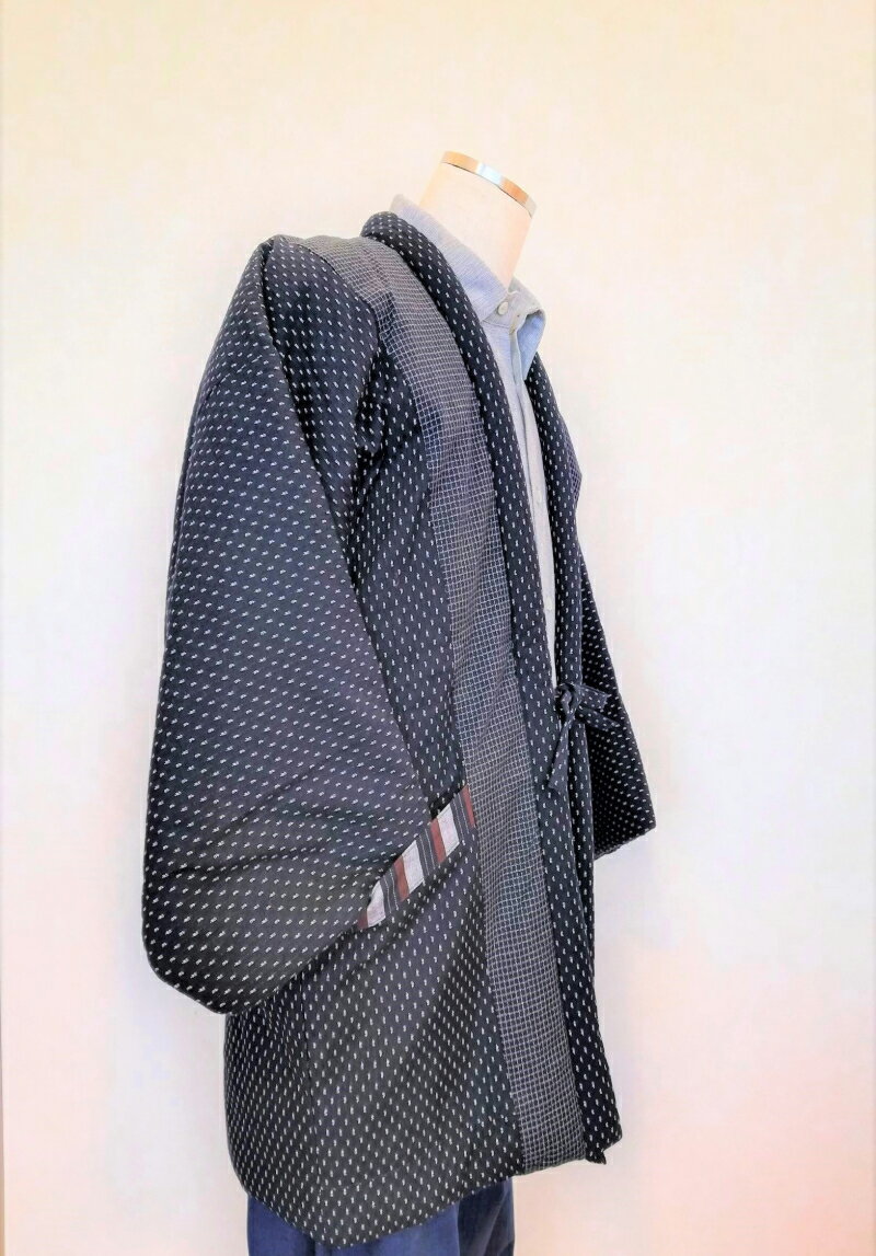 【ふるさと納税】はんてん 久留米はんてん 男性用 紳士用 メンズ フリーサイズ M 〜 L 久留米織 綿入り ドビー織 あられ柄 紺色 和服 部屋着 防寒着 ファッション ふっくら 暖かい 冬 長袖 ちゃんちゃんこ しなやか 着心地の良さ メンズ 福岡県 久留米市 お取り寄せ 送料無料 - 画像2