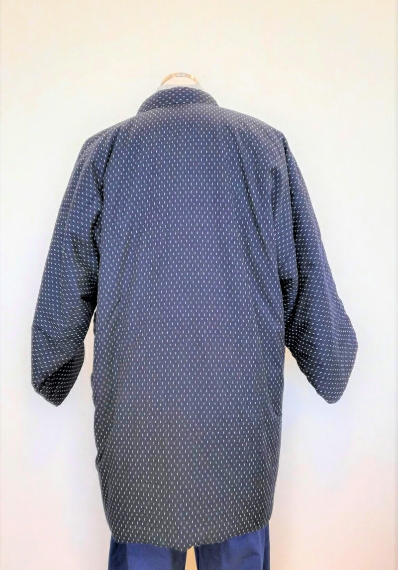 【ふるさと納税】はんてん 久留米はんてん 男性用 紳士用 メンズ フリーサイズ M 〜 L 久留米織 綿入り ドビー織 あられ柄 紺色 和服 部屋着 防寒着 ファッション ふっくら 暖かい 冬 長袖 ちゃんちゃんこ しなやか 着心地の良さ メンズ 福岡県 久留米市 お取り寄せ 送料無料 - 画像3