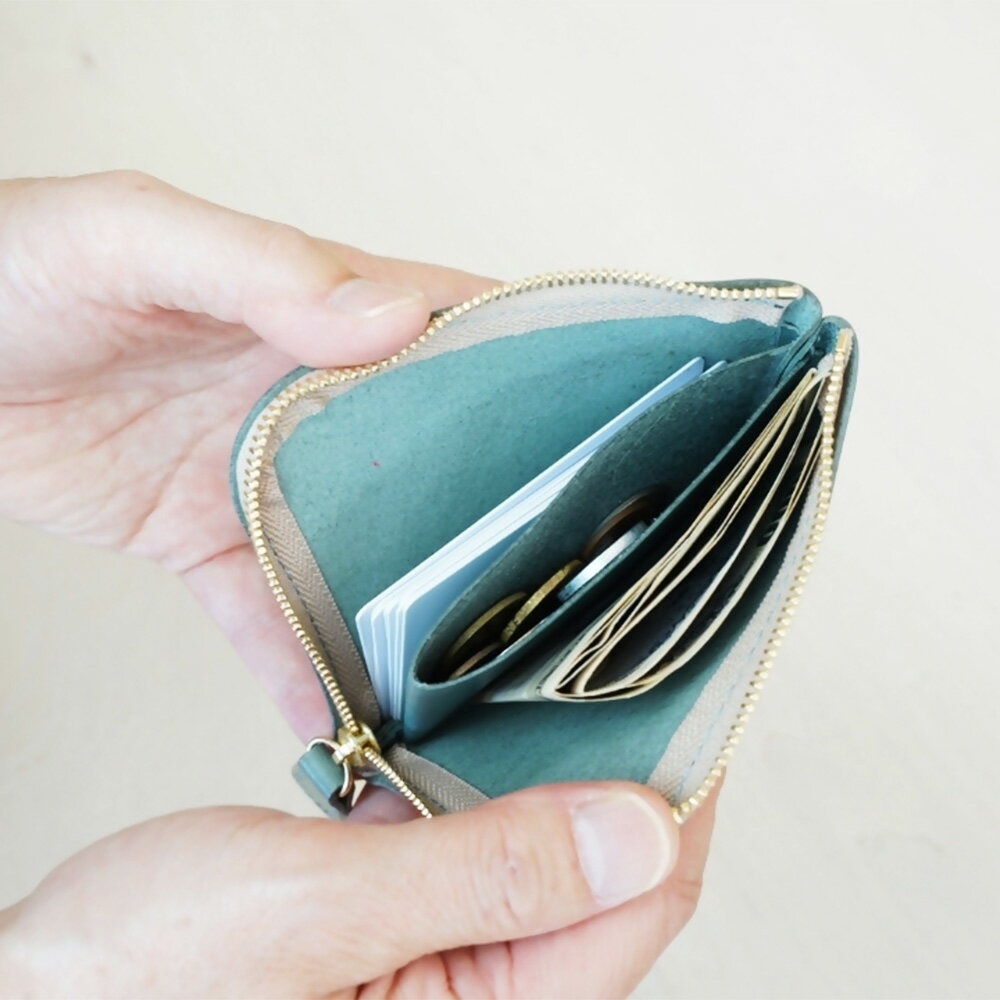 【ふるさと納税】ヌメ革のミニジップウォレット ブルーグリーン【affordance】 ヌメ革 牛革 本革 財布 L字 さいふ ミニウォレット ミニサイズ ミニ財布 軽量 約60g シンプル 仕切り 小銭 日本製 国産 福津市 送料無料 ［F4570］ サムネイル3