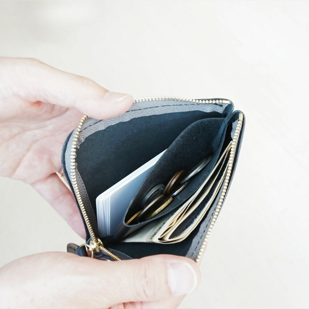 【ふるさと納税】ヌメ革のミニジップウォレット クロ【affordance】 ヌメ革 牛革 本革 財布 L字 さいふ ミニウォレット ミニサイズ ミニ財布 軽量 約60g シンプル 仕切り 小銭 日本製 国産 福津市 送料無料 ［F4571］ サムネイル3