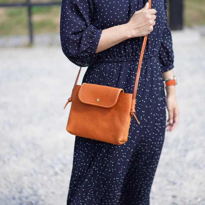 【ふるさと納税】フラップ の サコッシュ 糸島市 / LADIES＆GENTLEMEN [ADK043] 鞄 レザー 革 革製品 革鞄 74000円 7万4千円 サムネイル3