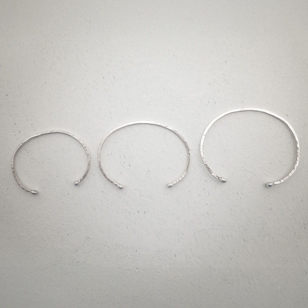 【ふるさと納税】【選べるサイズ】ふたつぶ バングル 1個 Sサイズ Mサイズ Lサイズ アクセサリー シルバー シルバー950 銀 シンプル リバーシブル 細め 手づくり Between 福岡県 香春町 送料無料 サムネイル3