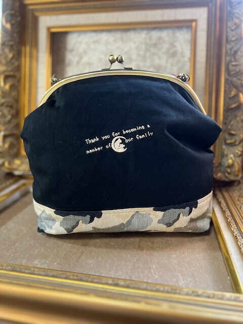 【ふるさと納税】 動物愛護 黒 がま口 ハスキー 吉富町/猫山商事[BGBE017] 岡山デニム デニム生地 がま口 がまぐち ポーチ 化粧ポーチ カードケース 小銭入れ キーケース 小物入れ ハンドメイド 雑貨 アニマル 動物保護 保護猫 保護犬 かわいい 人気 おすすめ サムネイル2