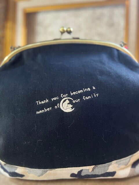 【ふるさと納税】 動物愛護 黒 がま口 フレブル 吉富町/猫山商事[BGBE018] 岡山デニム デニム生地 がま口 がまぐち ポーチ 化粧ポーチ カードケース 小銭入れ キーケース 小物入れ ハンドメイド 雑貨 アニマル 動物保護 保護猫 保護犬 かわいい 人気 おすすめ サムネイル2