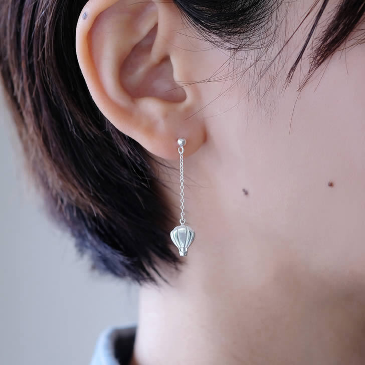 【ふるさと納税】ぷかぷか浮かぶ気球と雲が可愛いシルバーポストピアス：B305-008 サムネイル3