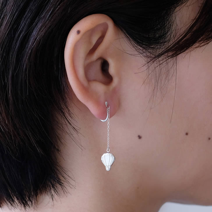 【ふるさと納税】ぷかぷか浮かぶ気球と雲が可愛いシルバーイヤリング：B315-006 サムネイル3