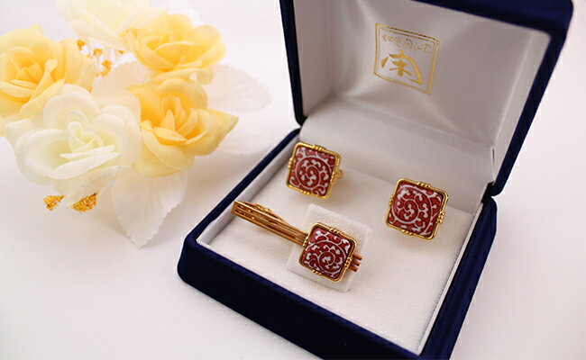 二宮閑山 有田焼カフスタイピンセット 赤唐草紋様 A35-75