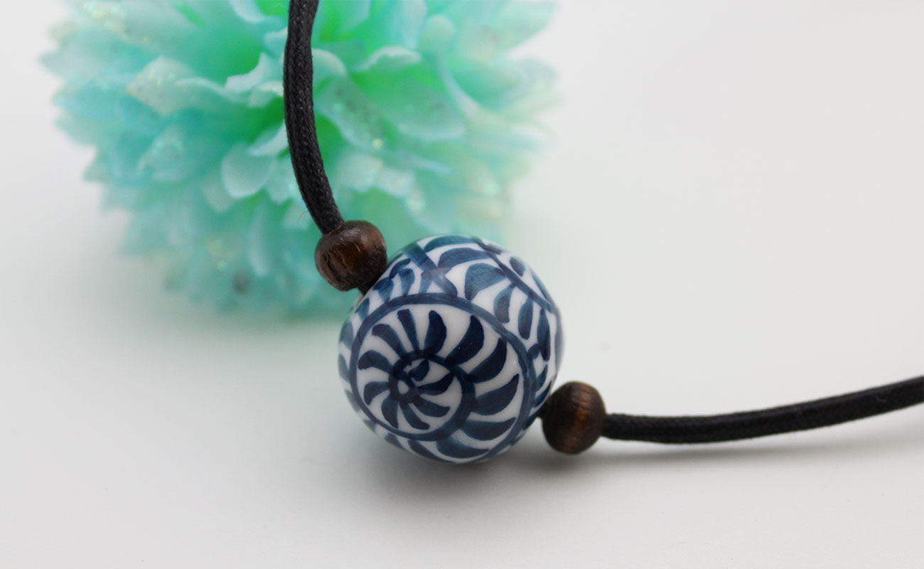 二宮閑山 有田焼磁器玉ペンダント たこ唐草 A24-158
