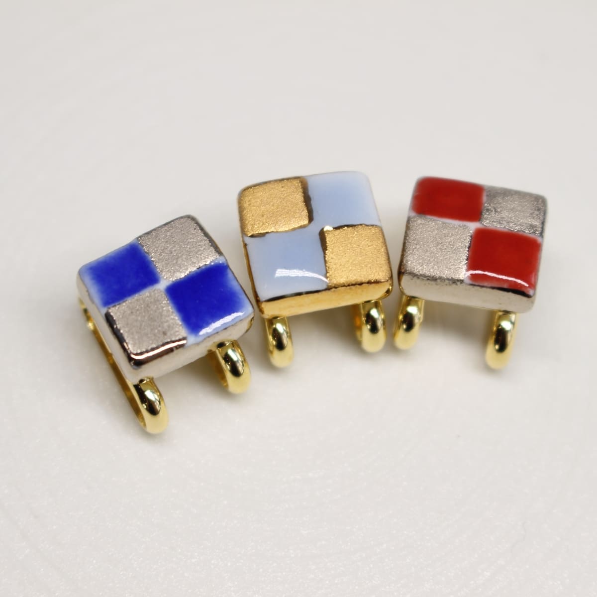 【ふるさと納税】有田焼 帯留め ハナミズキ【cocosara】 手作り 市松模様 金彩 銀彩 可愛い アクセサリー 和装小物 coccsara 伝統工芸 帯飾り 和装 帯留め アクセサリーパーツ 20000円 2万円 A20-144 サムネイル2