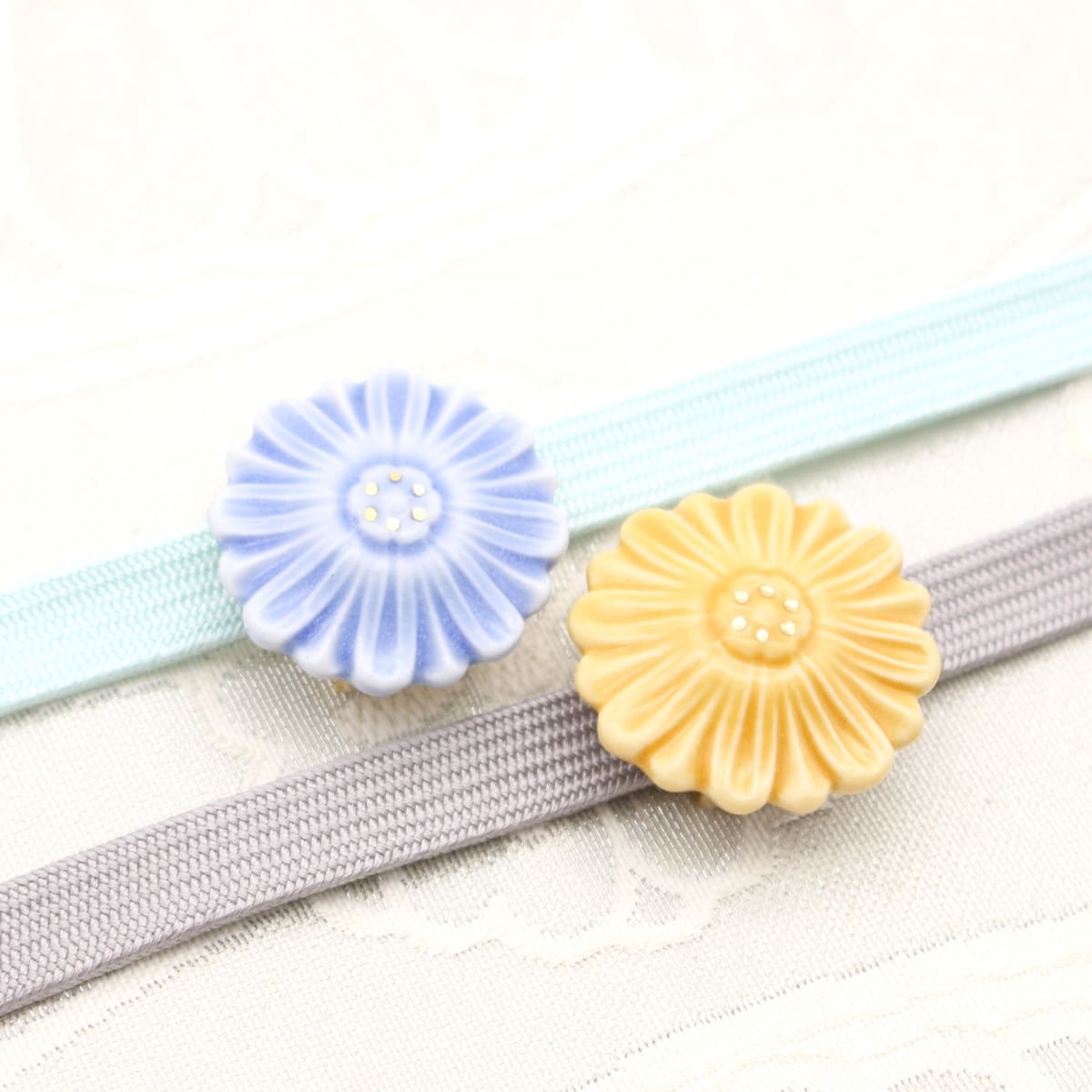 【ふるさと納税】有田焼 帯留め 小花 2個セット 青 黄色 金彩 純金【cocosara】有田焼アクセサリー 浴衣 帯留め 着物 帯 留め 伝統工芸 手作り 真鍮 金具 和装小物 花柄 和風アクセサリー 11000円 1万円 A11-21 サムネイル2