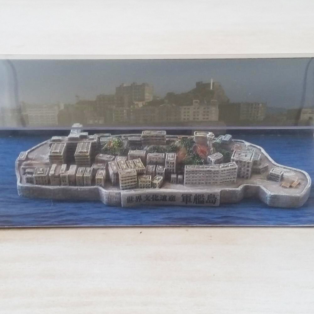 【ふるさと納税】軍艦島ジオラマ1/4000モデル・グンカンデザインTシャツセット Sサイズ ホワイト 白 前面プリント 透明ケース ミニチュア オブジェ 置物 インテリア お寿司 長崎県 長崎市 送料無料 サムネイル3