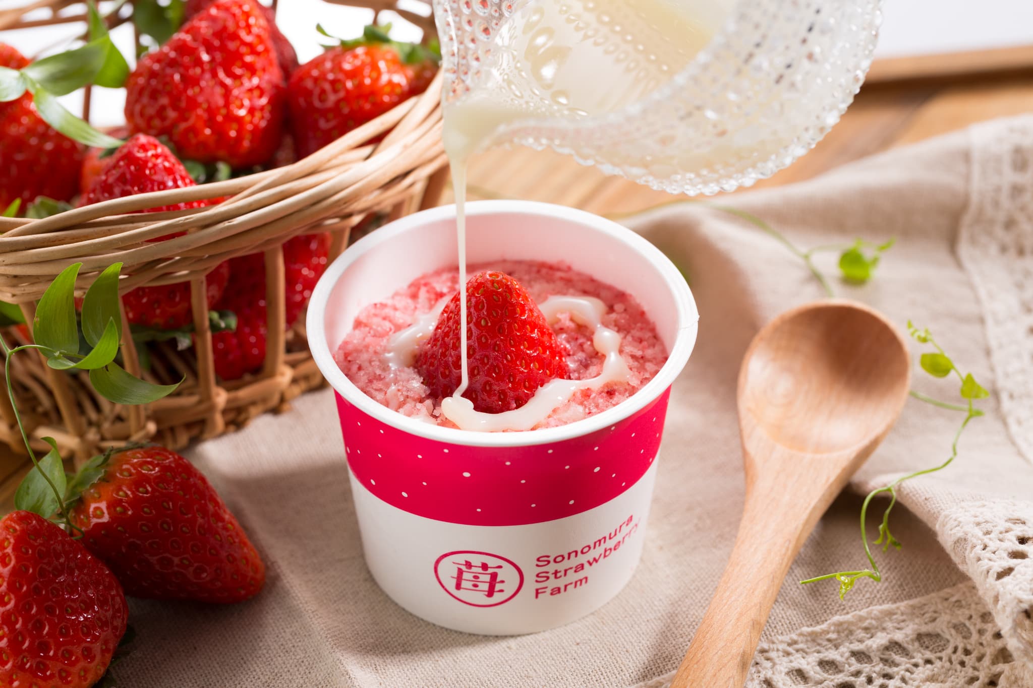 【ふるさと納税】完熟 冷凍 いちご さら苺 50g×6カップ 合計300g 練乳付き イチゴ 苺 さちのか 練乳 フルーツ 果物 デザート 小分け カップ 急速冷凍 贈答品 贈り物 のし対応 国産 九州産 熊本県産 宇城市産 送料無料 園村苺園 サムネイル2