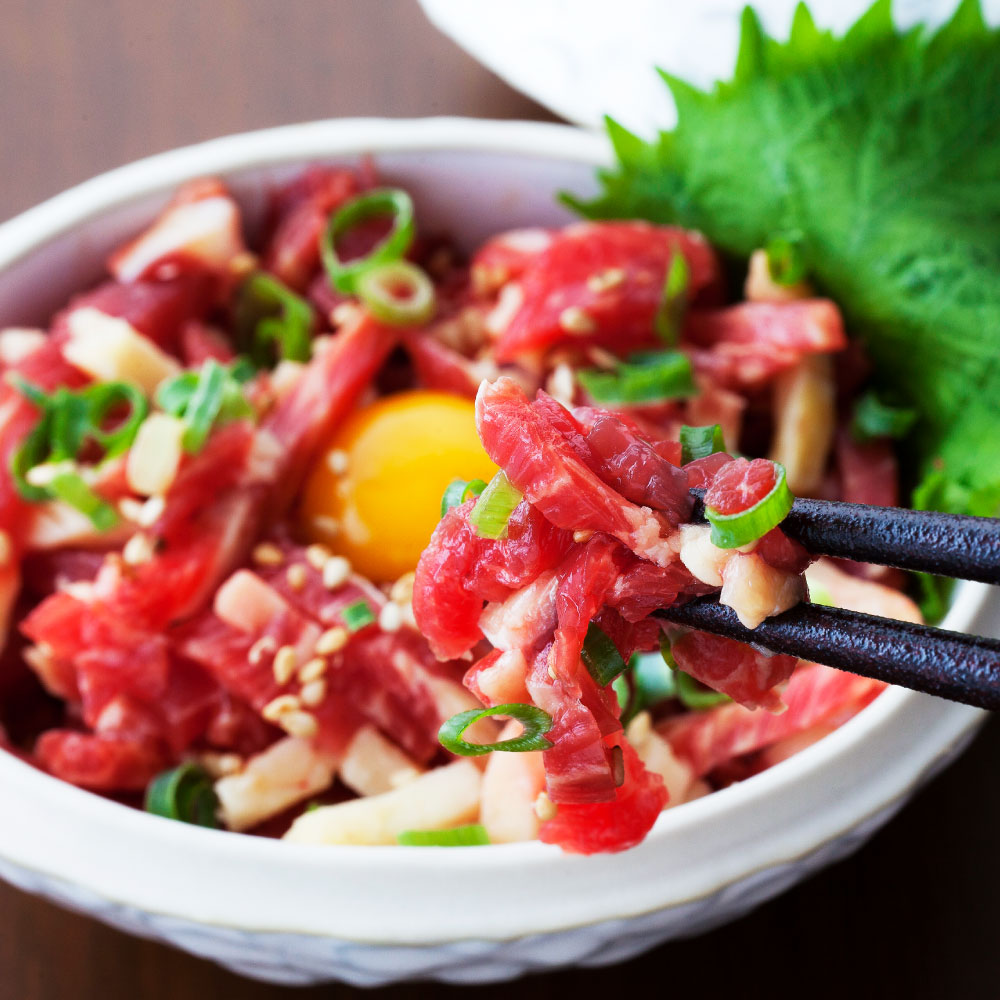 【ふるさと納税】熊本 馬刺し 馬肉ユッケ 350g 50g×7袋 国内肥育 たれ付き 小分け 真空パック おつまみ 馬肉 冷凍 送料無料 サムネイル3