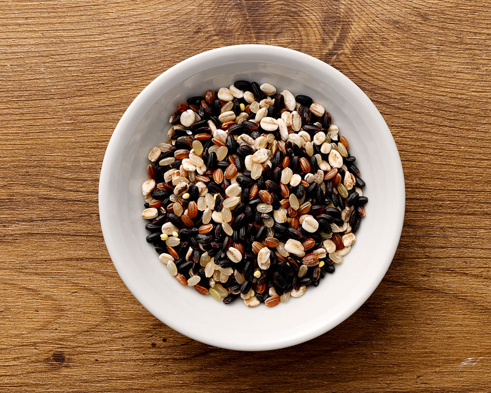 【ふるさと納税】〈選べる容量〉 もち麦（皮）入り！ 五穀米 250g 500g(250g×2パック) 1.8kg(450g×4パック) 国産 熊本県産 黒米 もち皮付き押し麦 うるち玄米 もち押し麦 赤米 雑穀米 雑穀 押し麦 玄米 もち麦 食物繊維 相良村 送料無料 - 画像3