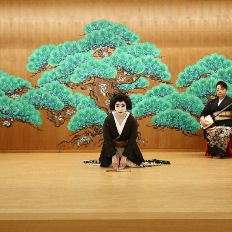 【ふるさと納税】イベント 芸妓 ひさ乃絵巻 体験 宿泊 別府温泉 4名様 1泊2食付き お座敷あそび 両築別邸 本格的 気軽 日本の伝統 四季折々の舞 邦楽の調べ 芸妓正装 陣羽織 記念撮影会 日舞 三味線 鼓 鐘 演奏 お祝い ギフト 大分県 別府市 サムネイル3