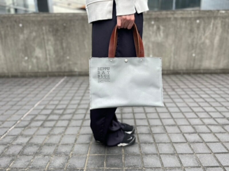 【ふるさと納税】バッグ トートバック BEPPU 小 グレー お出かけ 毎日使い ロゴ入り バック 小さいサイズ エコバッグ かばん シンプル 帆布生地 軽い 男女兼用 耐久性 ビニロン製 ご当地 オリジナル 日本製 別府市 大分県 送料無料 サムネイル3
