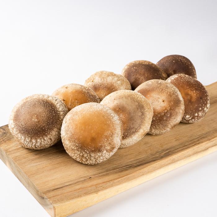 【ふるさと納税】【全国銅賞受賞】＜贈答用＞桐箱入り特品しいたけ(約400g・サイズ混合約25枚)｜栽培期間農薬不使用 | シイタケ きのこ 返礼品 支援 お取り寄せグルメ お取り寄せ グルメ ギフト 名産品 贈答 ご当地 国産 湯布院 由布院 - 画像2