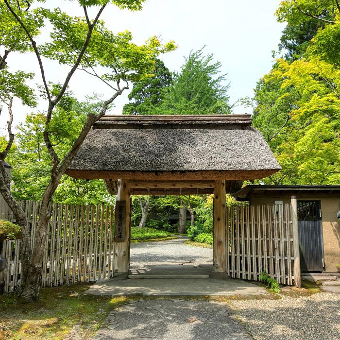 【ふるさと納税】亀の井別荘　温泉内風呂付　本館洋室 1泊2食付　ペア宿泊券 | 支援品 返礼 返礼品 お礼の品 ペア チケット ペアチケット 旅行券 食事券 お食事券 宿泊券 宿泊 旅行 旅館 観光 温泉 温泉宿 湯布院 由布院 ゆふいん 人気 おすすめ サムネイル3