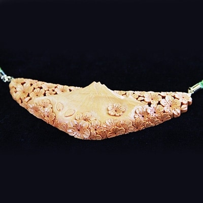 【ふるさと納税】つげ細工 ネックレス(富士に桜)　約12.5cm×4.5cm【1116495】 サムネイル2