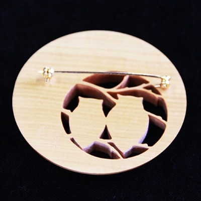 【ふるさと納税】つげの特長を生かした緻密で繊細な伝統工芸品 つげ細工 ブローチ(月にフクロウ)　約6.5cm【1116502】 サムネイル2