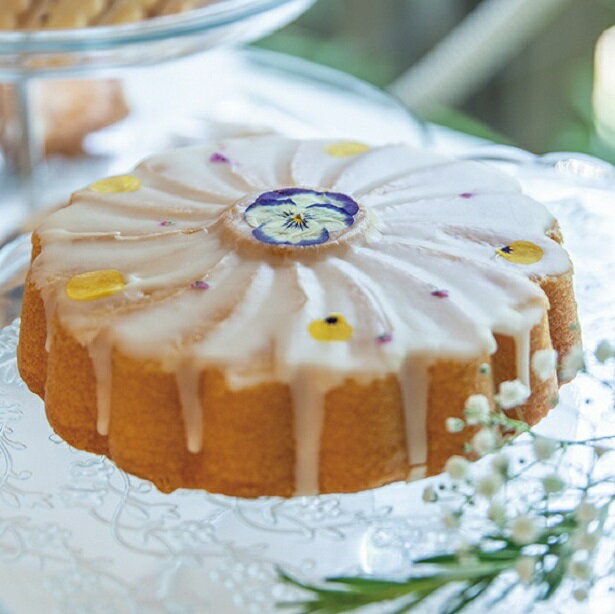 Pompon Chouchouの 花デコレーションケーキ 5号（15cm） レモンバターケーキ 食用花 ケーキ 押し花 ホワイトチョコ コーティング レモン 押し花デコ ケーキデコ ビオラ 有機栽培 ケーキホール エディブルフラワー 花ケーキ 母の日