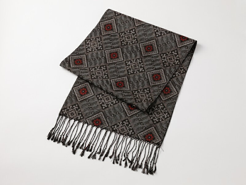 【ふるさと納税】ショール 龍郷柄 大島紬 シック おしゃれ レディース メンズ 前田織物 つむぎ 絹100% 肌触り 高級感 保温性 保湿性 オールシーズン 手洗い可 ファッション 和装小物 プレゼント 贈答 奄美大島 鹿児島 送料無料 サムネイル3