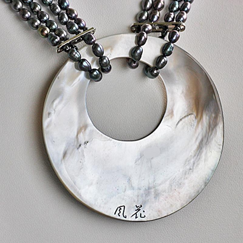 【ふるさと納税】黒蝶貝を素材にした「ネックレス」貝工房かざはな【NN-8】 | 雑貨 日用品 伝統工芸品 アクセサリー 貝アクセサリー 黒蝶貝 パール ネックレス シルバー ペンダント 人気 贈答 ギフト プレゼント お祝い 送料無料 お取り寄せ ヨロン 与論島 与論 鹿児島 サムネイル2