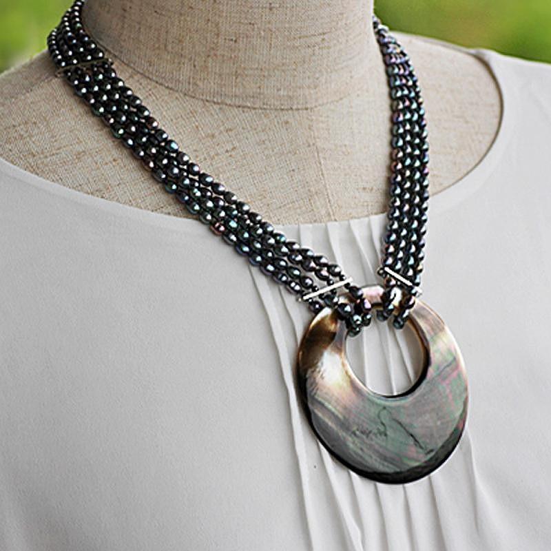 【ふるさと納税】黒蝶貝を素材にした「ネックレス」貝工房かざはな【NN-8】 | 雑貨 日用品 伝統工芸品 アクセサリー 貝アクセサリー 黒蝶貝 パール ネックレス シルバー ペンダント 人気 贈答 ギフト プレゼント お祝い 送料無料 お取り寄せ ヨロン 与論島 与論 鹿児島 サムネイル3