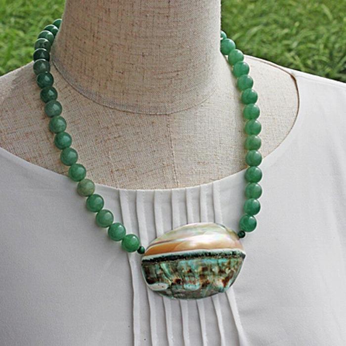 【ふるさと納税】夜光貝とアヴェンチュリンを素材にした「ネックレス」貝工房かざはな【NN-13】 | 伝統工芸品 アクセサリー 貝アクセサリー ネックレス アベンチュリン 天然石 夜光貝 人気 贈答 ギフト プレゼント お取り寄せ ヨロン 与論島 サムネイル2