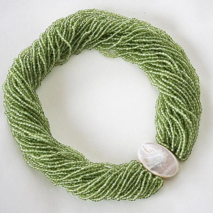 【ふるさと納税】白蝶貝とペリドットを素材にした「ネックレス」貝工房かざはな【NN-17】 | 伝統工芸品 アクセサリー 貝アクセサリー ペリドット ネックレス チョーカー 白蝶貝 人気 贈答 ギフト プレゼント お取り寄せ ヨロン 与論島 サムネイル2