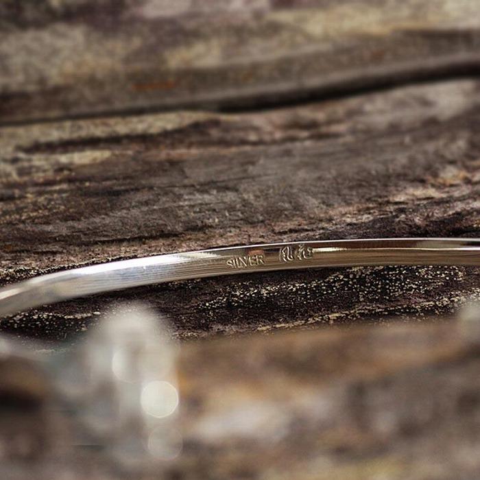 【ふるさと納税】夜光貝を素材にした「シルバーバングル」貝工房かざはな【UC-1】 | 雑貨 日用品 伝統工芸品 アクセサリー 貝アクセサリー バングル 夜光貝 シルバー 人気 贈答 ギフト プレゼント お祝い 送料無料 お取り寄せ ヨロン 与論島 与論 鹿児島 サムネイル2