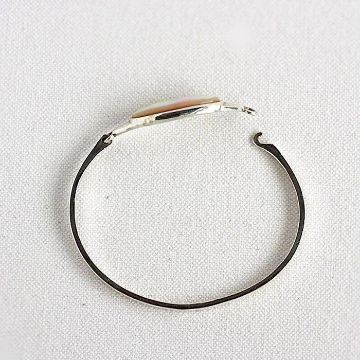 【ふるさと納税】夜光貝を素材にした「シルバーバングル」貝工房かざはな【UC-1】 | 雑貨 日用品 伝統工芸品 アクセサリー 貝アクセサリー バングル 夜光貝 シルバー 人気 贈答 ギフト プレゼント お祝い 送料無料 お取り寄せ ヨロン 与論島 与論 鹿児島 サムネイル3