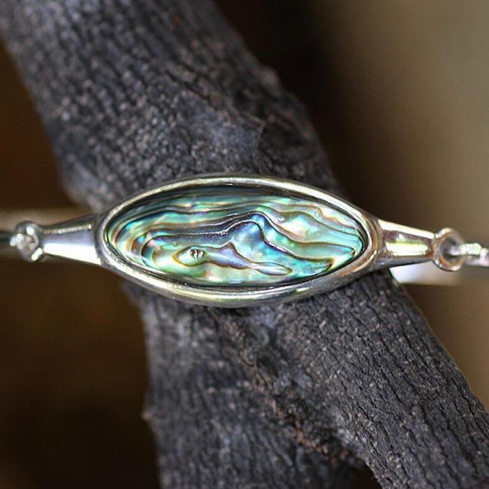 【ふるさと納税】パァウアシェルを素材にした「シルバーバングル」貝工房かざはな【UC-3】 | 雑貨 日用品 伝統工芸品 アクセサリー シルバー 貝アクセサリー バングル パァウアシェル 人気 贈答 ギフト プレゼント お祝い 送料無料 お取り寄せ ヨロン 与論島 与論 鹿児島 サムネイル2