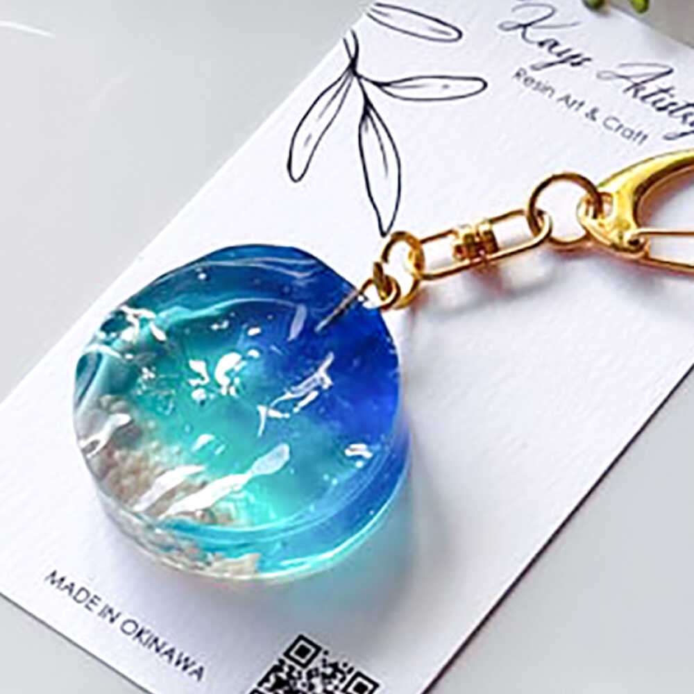 レジンアート 『海のかけらキーホルダー』 丸型 ブルー × ターコイズ 【沖縄の星の砂入り】キーホルダー レジンアート 海 雑貨 おしゃれ 沖縄市 / Kays Artistry[BCAG024]