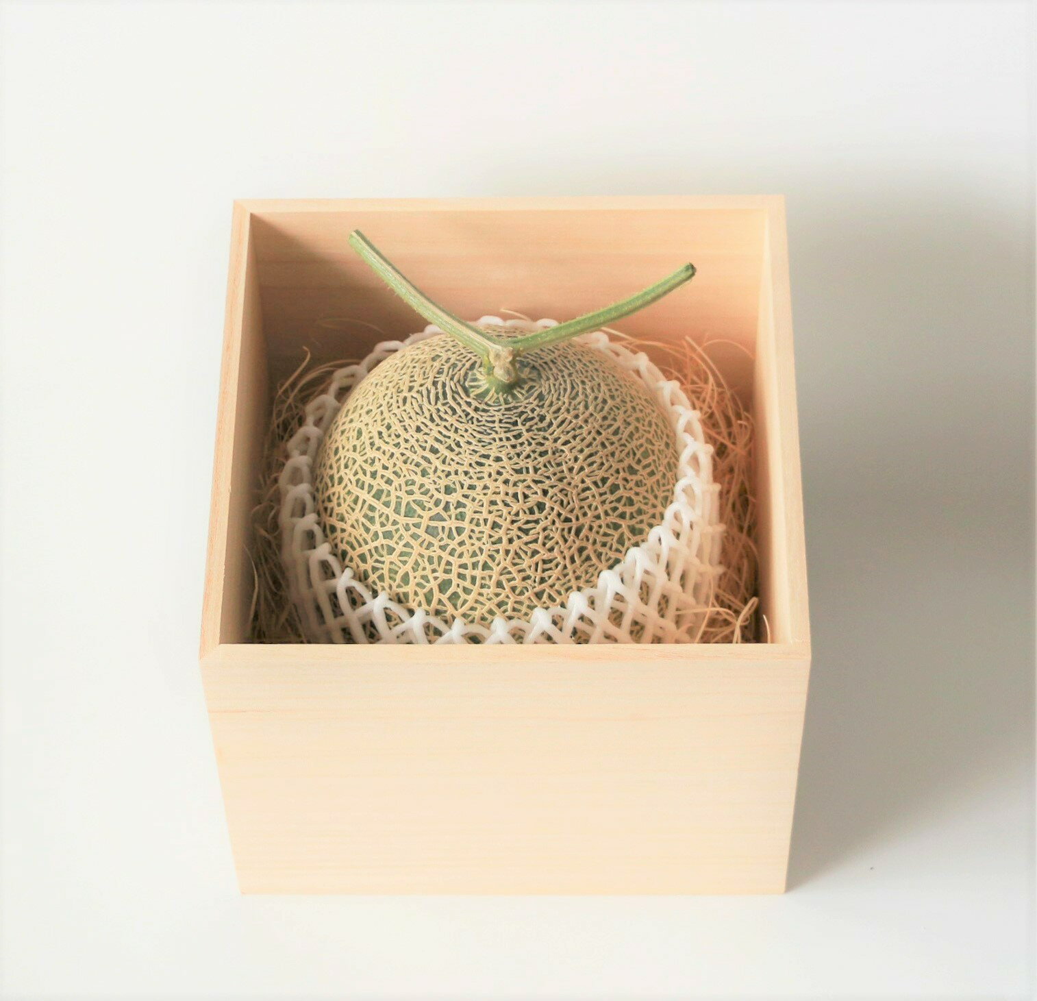 【ふるさと納税】【限定品】桐箱入り高級メロン｜冬メロン Premium｜沖縄県宮古島産【琉球マルシェ】(AR228） サムネイル3