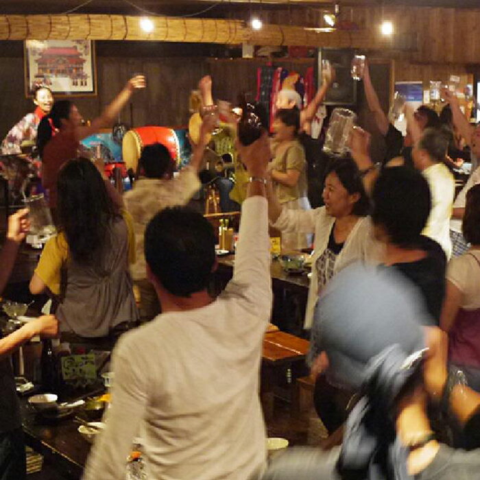 【ふるさと納税】三線ライブのある宮古島の居酒屋『郷家』貸切り券（最大100名）（FD005） サムネイル3